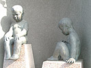 Эта скульптурная композиция символизирует собой грустных мальчиков, которых выгнали из поликлиники ввиду симуляции. Теперь им придется идти на урок и писать контрольную по эстонскому языку